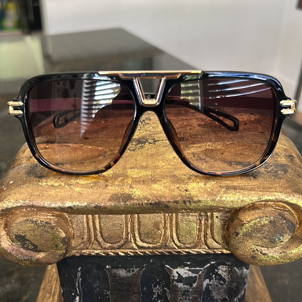 Unisex aviator style sunglasses **Free with purchase of $30 or more**